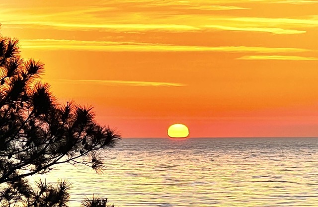 Great sunrise view from dining area and decks. Easy beach access.