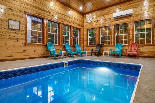 Grizzly Bears Resort - Large Luxury Cabin with Indoor Pool, Hot Tub, Theater, King Beds, Sleeps 16 in heart of Pigeon Forge