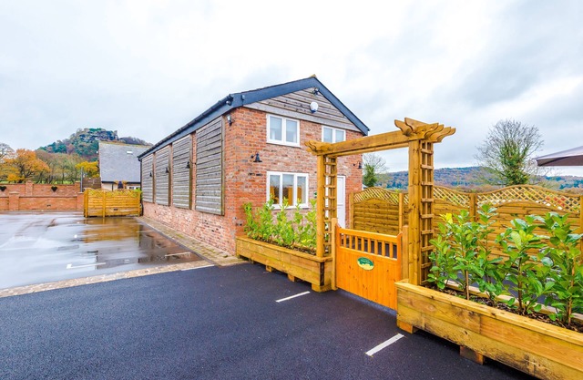Grooms Room - a beautiful cottage sleeping 4 guests in 2 bedrooms
