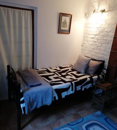 Ground Floor apartment-2 x single beds, TV,kitchen, own bathroom, patio