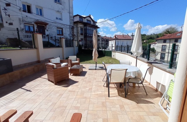 apartamento de planta baja en el casco histórico de comillas con terraza privada