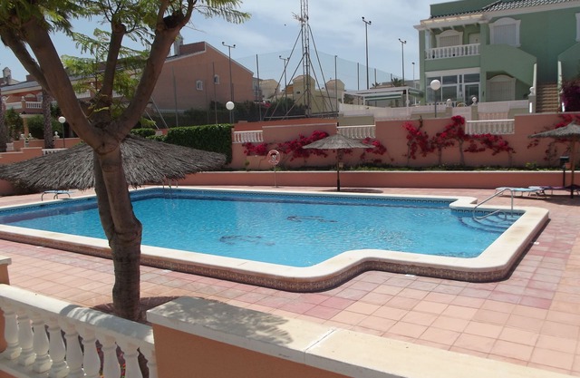 Apartamento en la esquina de la planta baja con WIFI, amplia zona para tomar el sol y vistas a la piscina