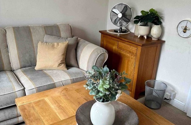 Ground floor flat; very homely 2 bed apartment sleeps 5