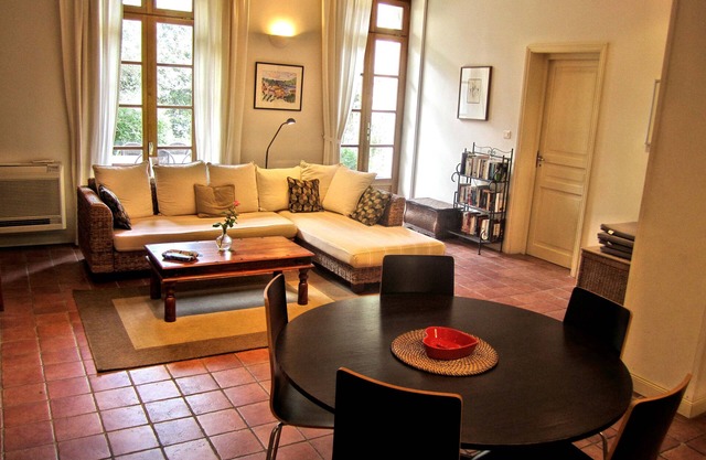 Piso de 2 habitaciones dobles con jardín (más estudio opcional), ubicación céntrica y tranquila