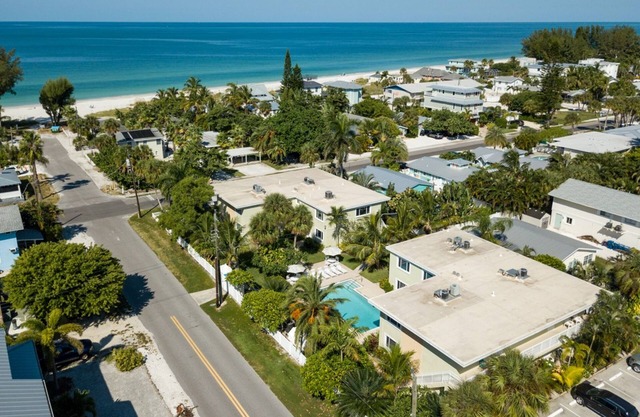 Ground-level AMI Condo Near the Beach! Large heated pool!