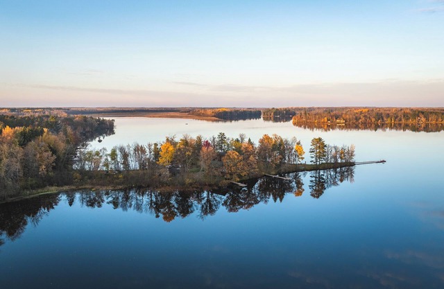 Dos cabañas abuhardilladas en una península privada