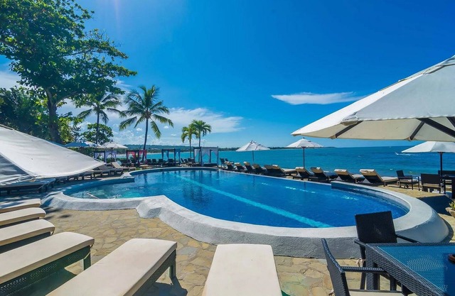 Guest-friendly suite with sea views in luxury beachfront resort, near everything