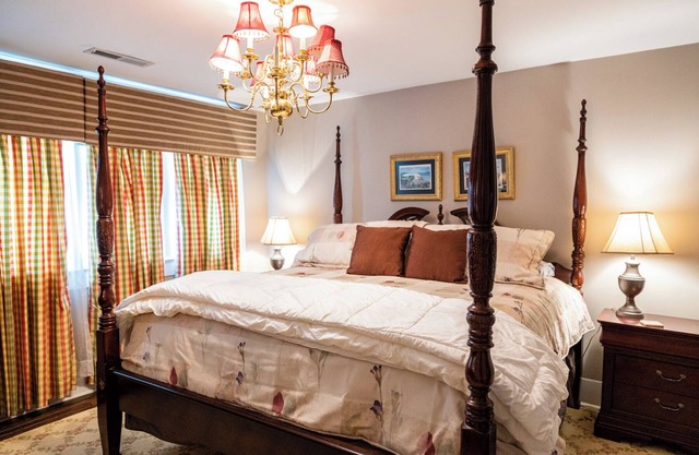 Habitación con una cama King en la casa de huéspedes - Lancaster, KY