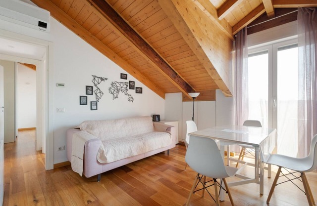 GuestHost- Milano Lambrate Cosy Balcony Apartment