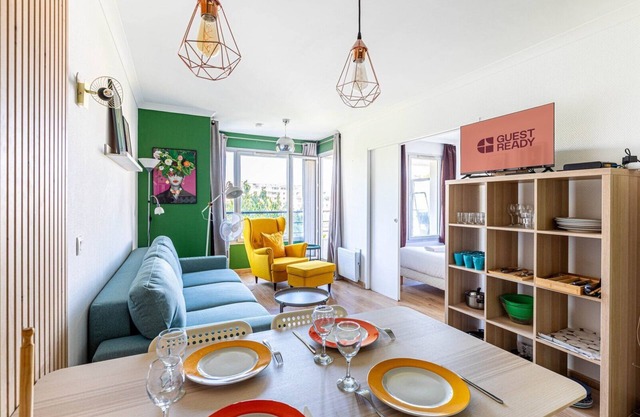 GuestReady - Sunny apartment with balcony views