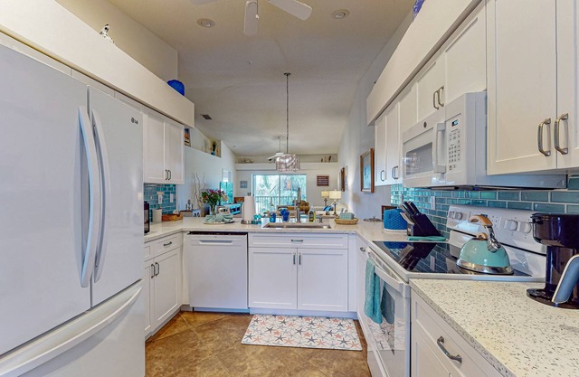 Gulf Course view condo with shared pool, AC, and Internet