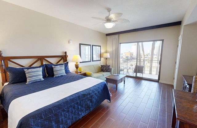 Gulf Views Studio unit across the street from beach and Sharky's