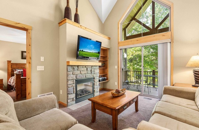 Cabaña en el lago con terraza + vistas al bosque <2 millas al campo de golf!