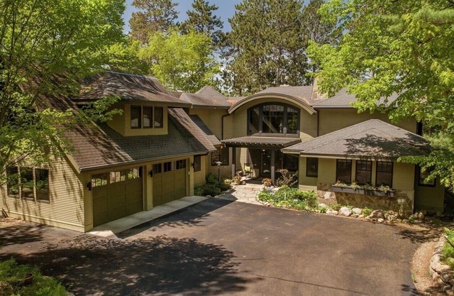 GULL LAKE CHAIN FAMILY VACATION HOUSE YOU'VE BEEN DREAMING OF!