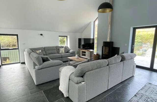 Gulland 4 Bed Sleeps 8 with Hot tub