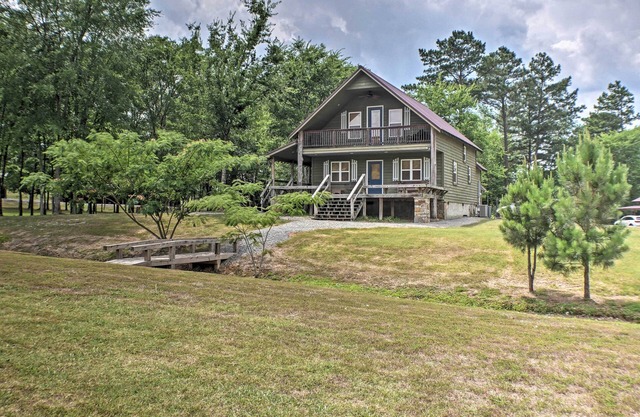 ¡NUEVO! ¡Cabaña de Guntersville con pozo de fuego, a pie del lago!