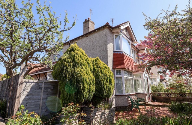 HAFFANNEDD, family friendly, character holiday cottage in Rhos-On-Sea