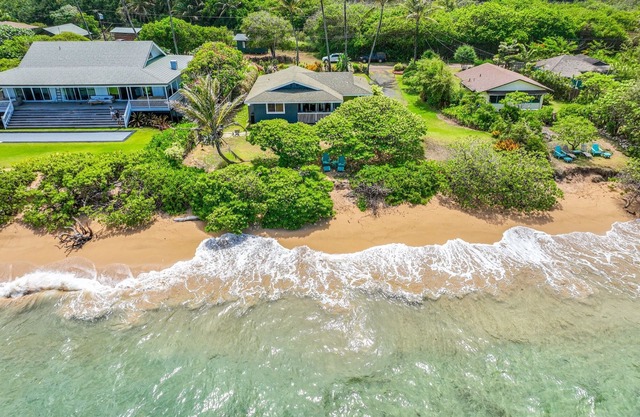 Hale Makai Beachfront Home, AC, frente al mar en la bahía de Anahola, TVNC # 5065