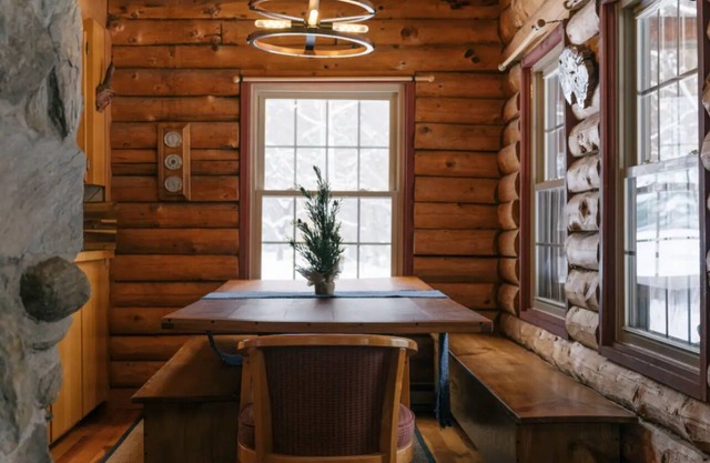 Poetic Mountain Top Log Cabin ubicado en el bosque