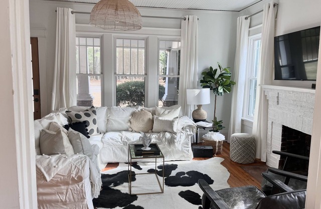 Hanks Farm 🖤- Sleeps 5, 1930s farm 1.5 acres ,Charming Cozy ,Events, Pets ok