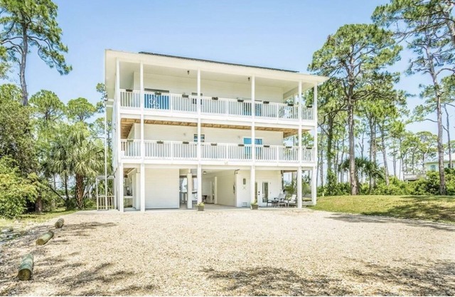 Happiness Bay: Saint George Island Waterfront Luxury