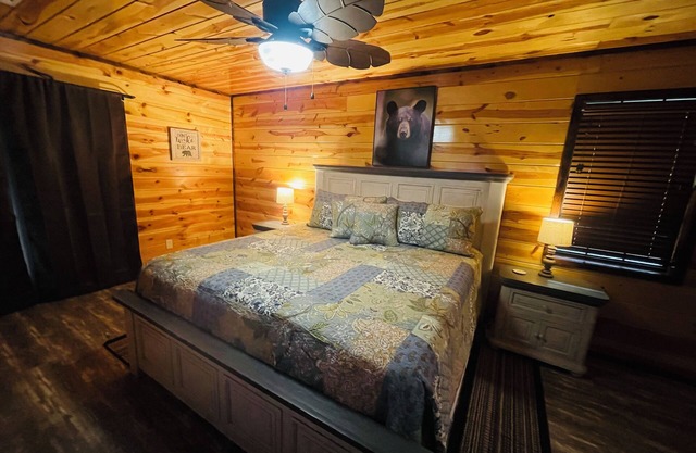 HAPPY TAILS is a cozy pet friendly cabin with beautiful views, fenced yard,WIFI