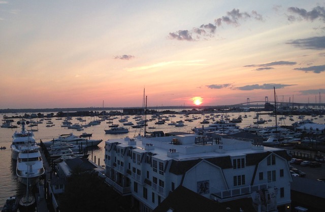 Harbor front resort at the nexus of upper and lower Thames