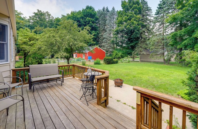 Hart Haven w/ Cozy Fireplace, Deck & Grill!