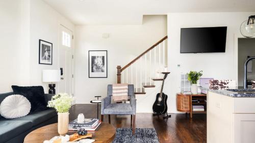 Hart Suite Buyout 1 by AvantStay Two Town House Buyout w Modern Amenities in Nashville