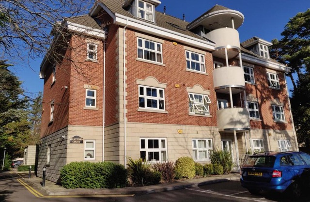 Hartford Court, East Cliff, Bournemouth. Walk to beach and town