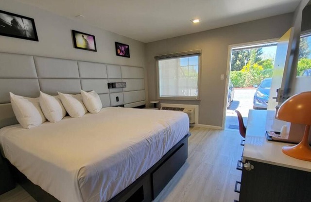 Hassle-free Stay! Minutes to Pruneridge Golf Club! FREE Parking On-site!