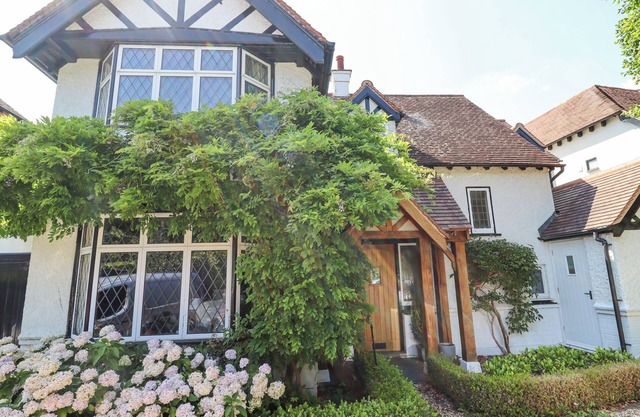 HATHAWAY LANE, with open fire in Stratford-Upon-Avon