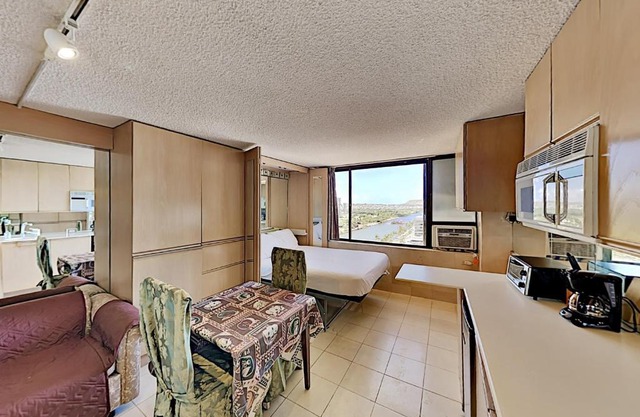 Hawaiian Monarch 1607 condo