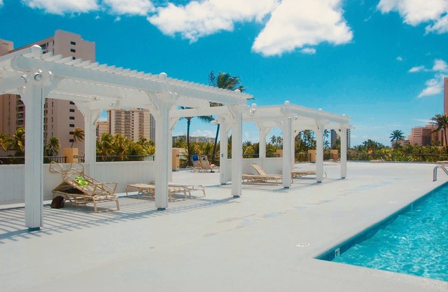 Hawaiian Monarch 1611 Condo by RedAwning