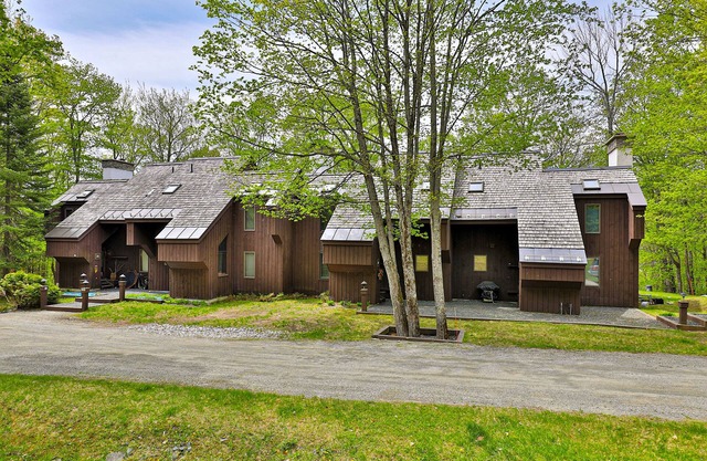 Hawk Mountain retreat near Okemo with wifi, washer/dryer & deck