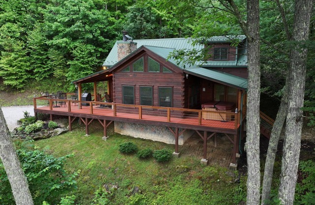 Hawk's Landing-Private Luxury Log Cabin Rental, Mountain Views, High Speed Internet, Hot Tub - 15 minutes from the NOC!