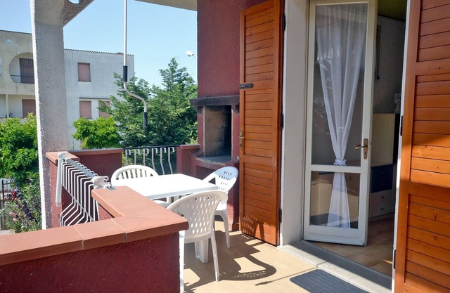 cabeza casa con un gran jardín, terraza con barbacoa, a 500 metros. del mar