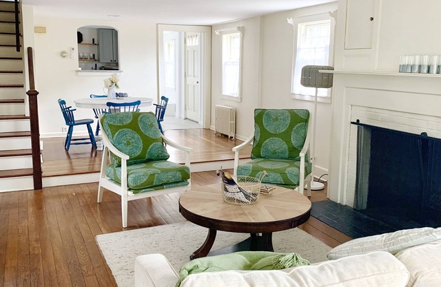 Heart of downtown, walk to harbor, Martha’s Vineyard ferry, bikeway and beach!