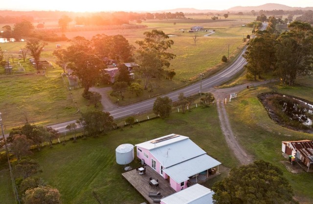 Heart of Lovedale - Experience our charming pink home in Hunter Valley.