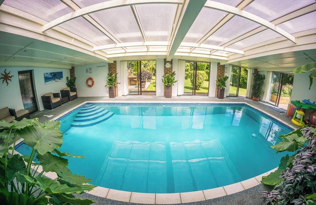 Piscina cubierta climatizada y jacuzzi, campo casa de vacaciones cerca de la playa y el parque