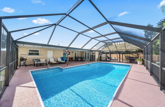 Heated Pool, BBQ Grill, & Tiki Bar near USSSA and Cruise Port Canaveral