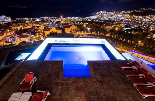 Impresionante villa moderna con piscina climatizada, ascensor, gimnasio, sauna, bañera de hidromasaje