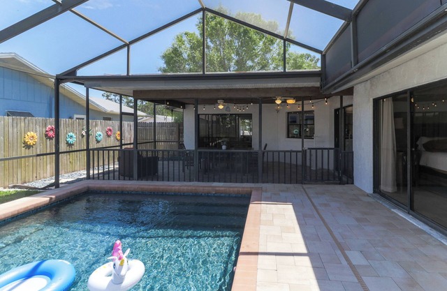 Heated Pool, Grill w/ Patio Dining, Family Fun, Free Streaming & Board Games!