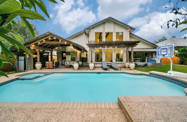 Heated pool & hot tub close to six flags!