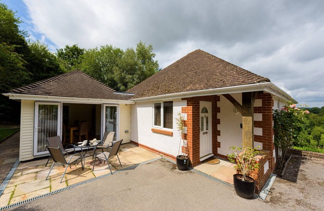 HEATH RETREAT, family friendly, with pool in Buxted