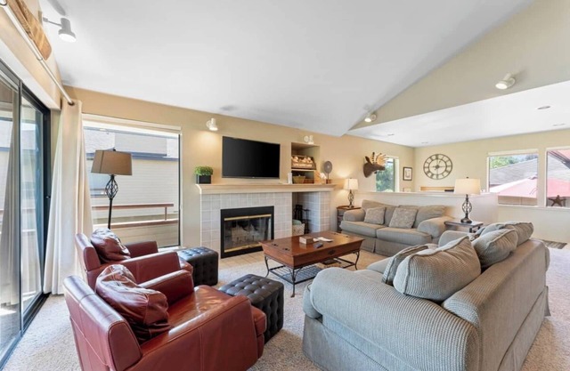 Heavenly Halmalka on Lake Chelan! Comfortably sleeps 8.