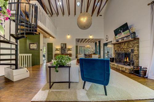 Heavenly Hideaway - Arcade Games, Screened Porch, Pet Friendly + Big Canoe Access