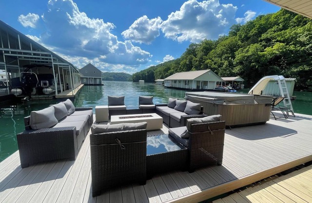 Heavenly Hideaway Floating Cabin with a **HOT TUB** Norris Lake, Whitman Hollow