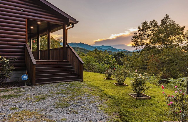 NEW/3 BR 2 bath/Mtns/Discount Rates/Wi-Fi/5 mi. to Casino/Hot Tub/Fire pit.