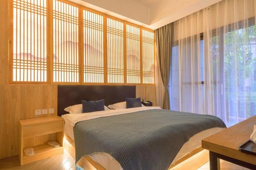 Heinemann Hotel courtyard or terrace king room B106 with a jacuzzi and a local